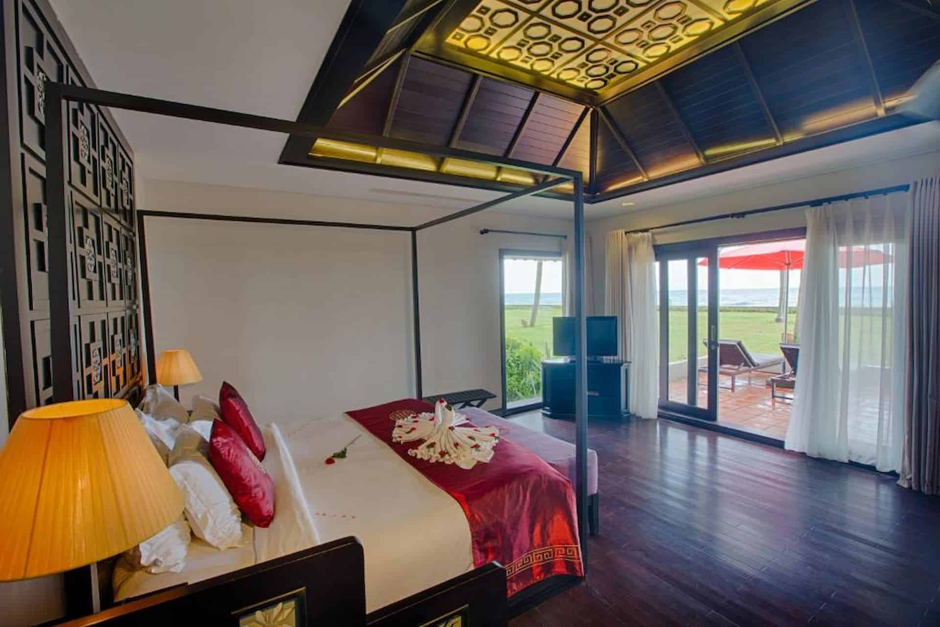 Phòng ngủ Beach Villa hiện đại, thoáng đãng với view hướng biển